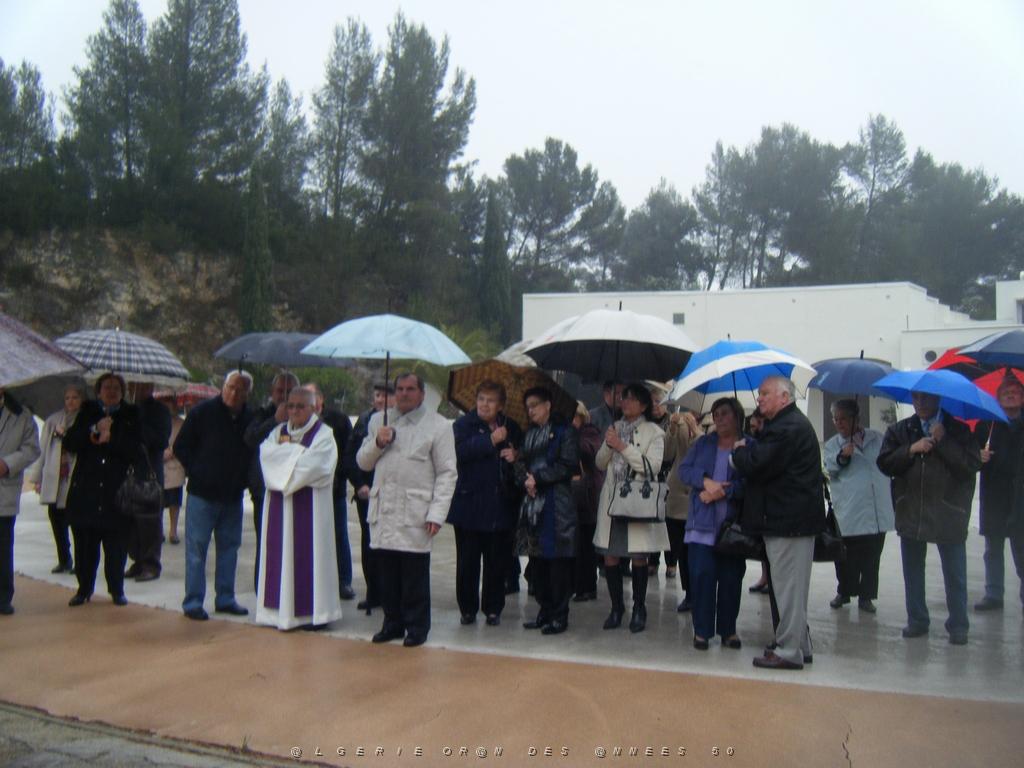 NIMES 2011 26 MARS MESSE EN MEMOIRE DE LA FUSILLADE RUE D ISLY  EN 1962   (7).jpg